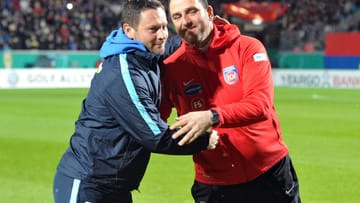 Heidenheims Trainer Frank Schmidt (re.) und Hertha-Coach Pal Dardai begrüßen sich vor der Partie des Hauptstadt-Klubs auf der schwäbischen Ostalb.