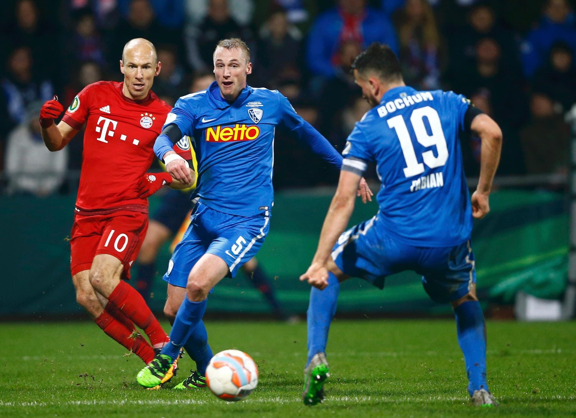 Bayern-Wirbelwind Arjen Robben (li.) verfolgt Bochums Felix Bastians.