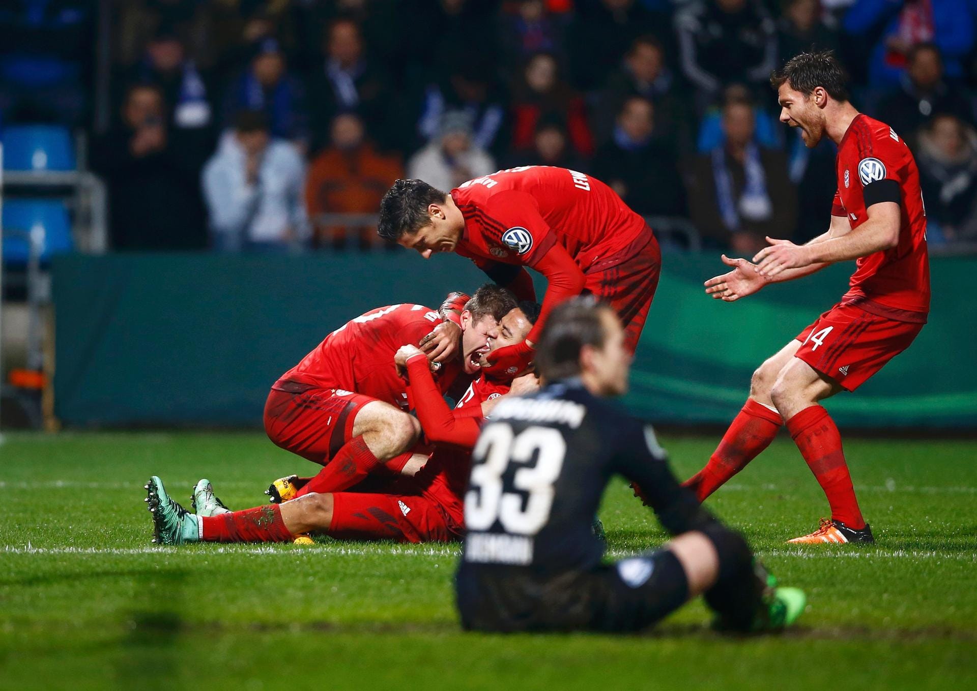 Die Entscheidung: Bayerns Thiago (mi.) lässt sich nach seinem 2:0 von seinen Mitspielern feiern.