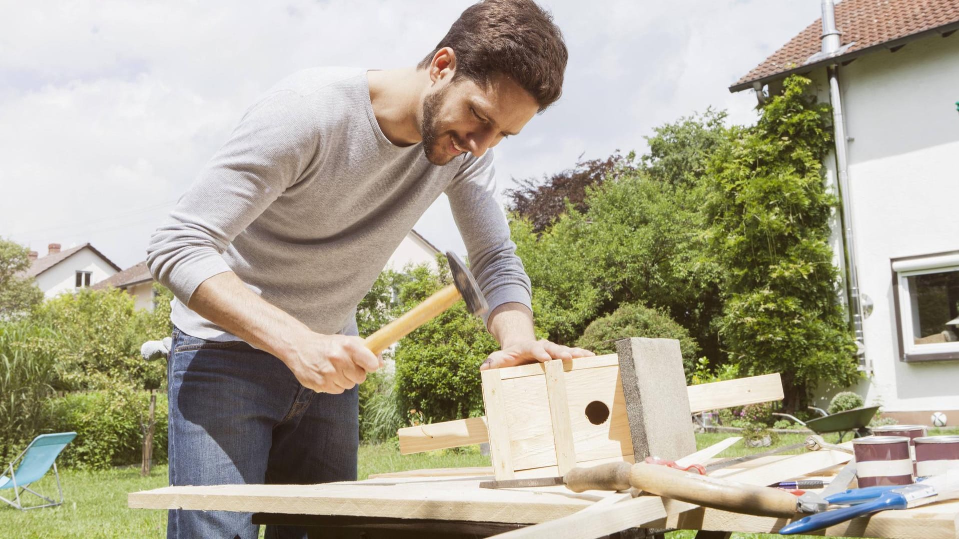 Nistkasten selbst bauen: Wer den Vögeln eine Nisthilfe bastelt, tut Gutes und hat weniger Schädlinge im Garten.