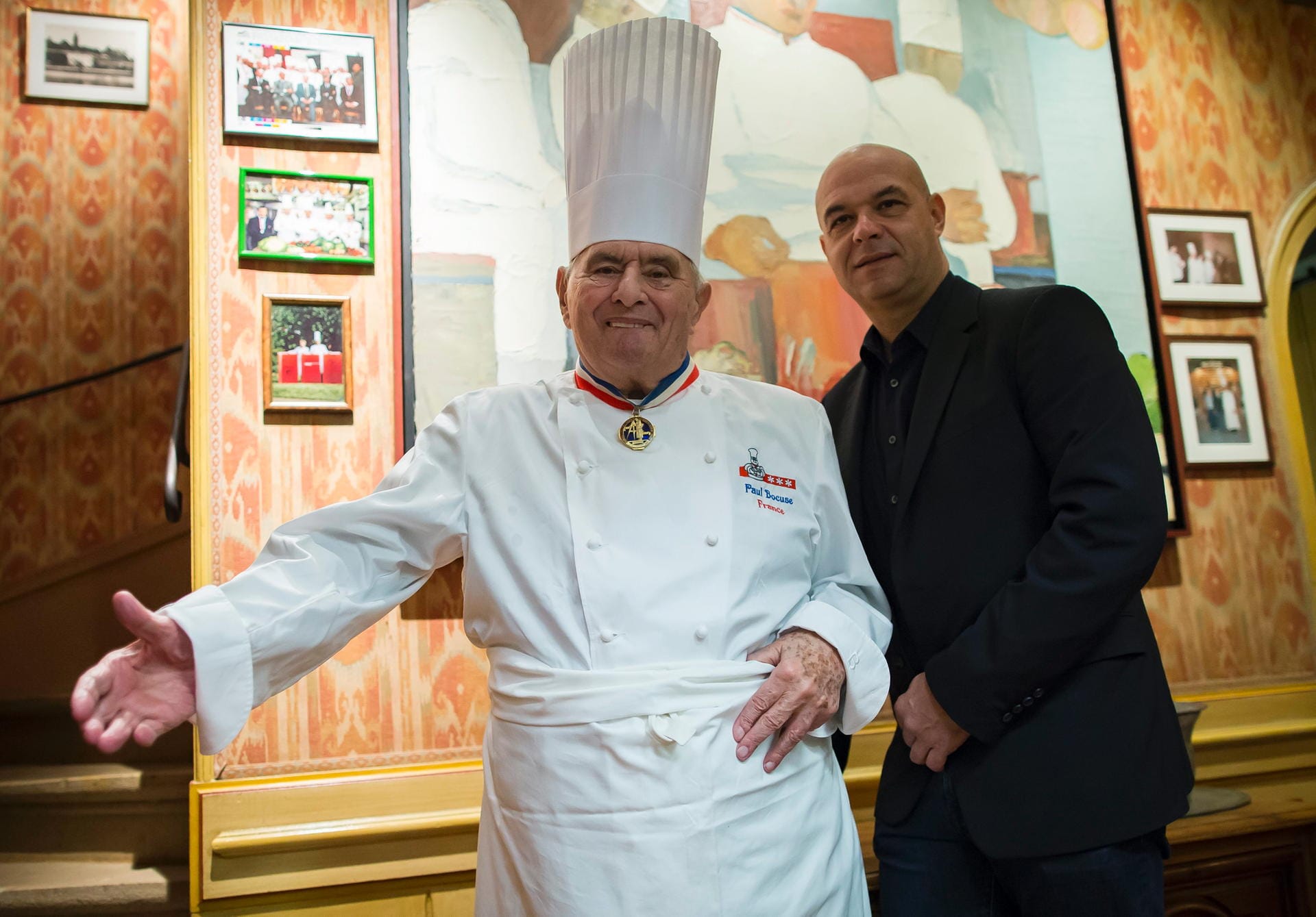 Paul Bocuse hier mit seinem Sohn Jerome Bocuse. Der Koch gilt als einer der Wegbereiter der "Nouvelle Cuisine" und erhielt zahlreiche Auszeichnungen.