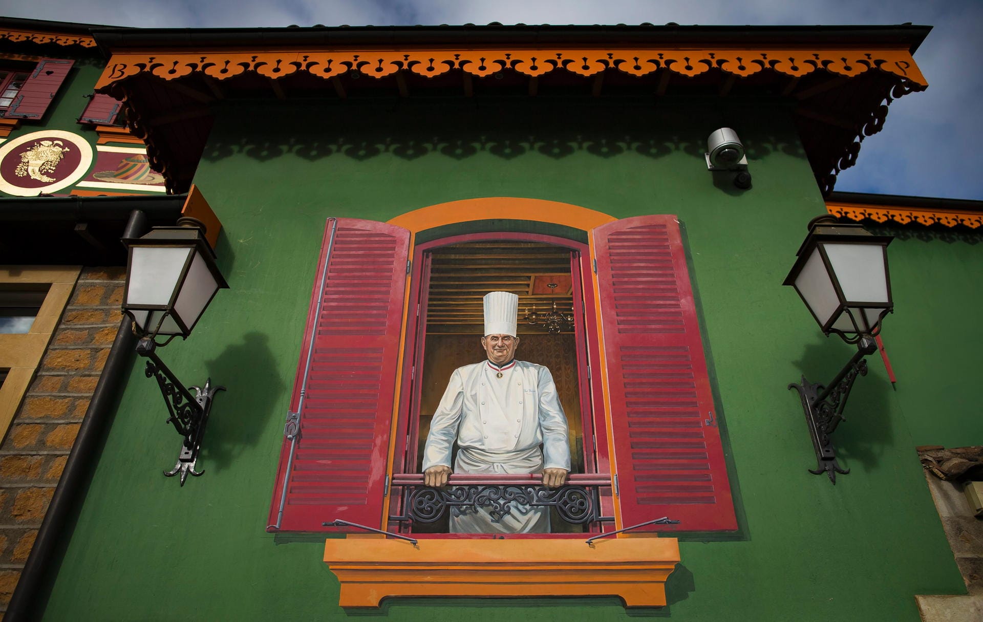Ein auf die Außenwand gemalter Bocuse begrüßt die Gäste des Gourmet-Tempels.