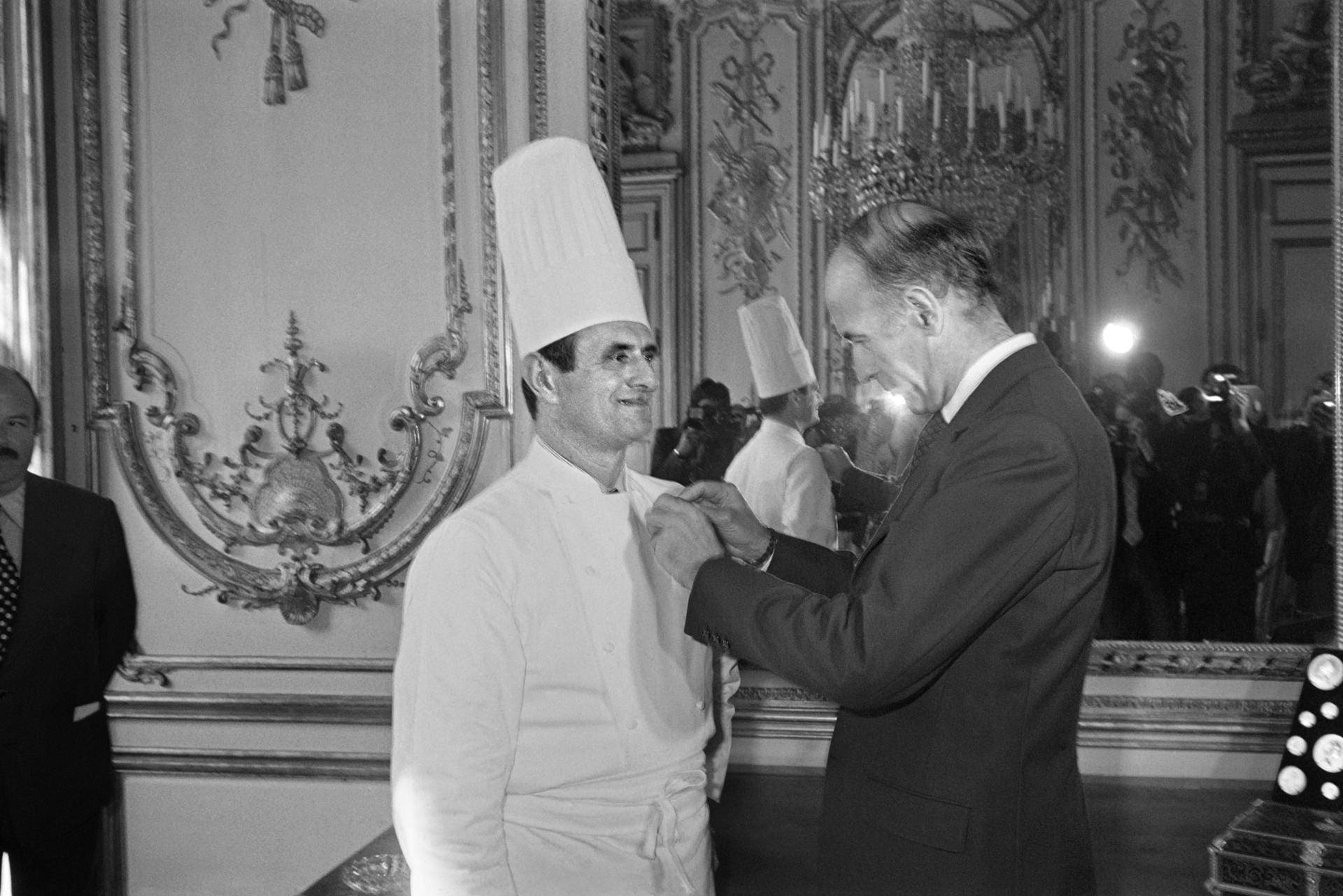 Frankreichs Präsident Valery Giscard d'Estaing erhob den Koch im Jahr 1975 zum Ritter der Ehrenlegion.