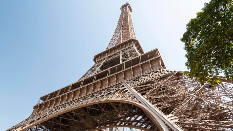 Der Eiffelturm zählt zu den Top-Sehenswürdigkeiten der Stadt.