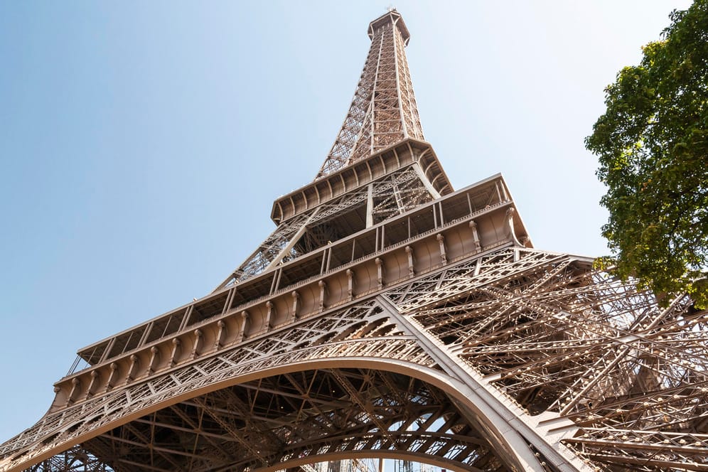 Der Eiffelturm zählt zu den Top-Sehenswürdigkeiten der Stadt.