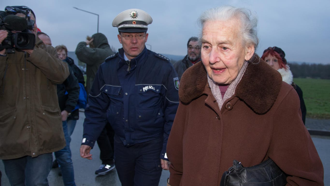 Die mehrfach verurteilte Holocaustleugnerin Ursula Haverbeck-Wetzel muss am Rande des Auschwitz-Prozesses von Polizisten geschützt werden.