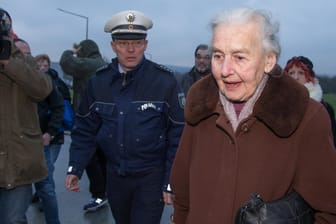 Die mehrfach verurteilte Holocaustleugnerin Ursula Haverbeck-Wetzel muss am Rande des Auschwitz-Prozesses von Polizisten geschützt werden.