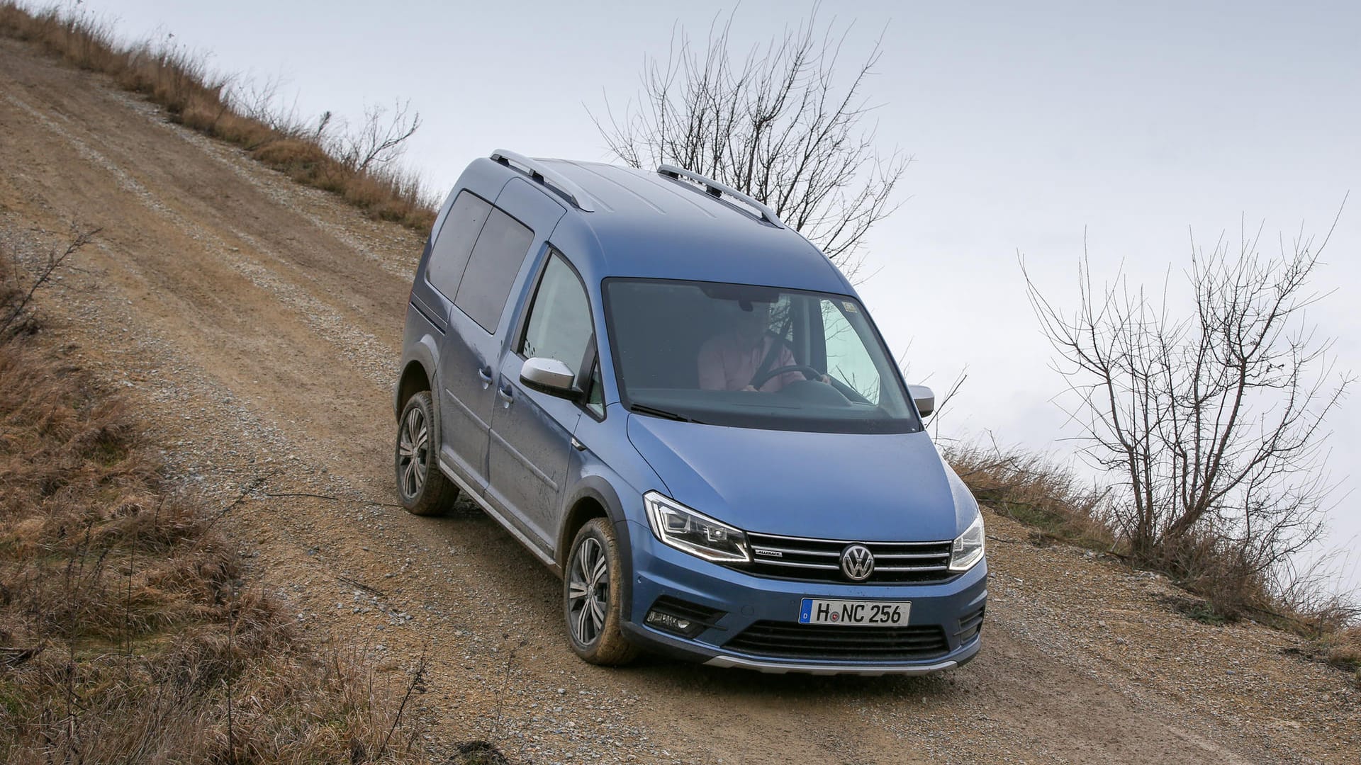 Bergab und bergan. Der VW Caddy Alltrack 4Motion ist zumindest als Light-Offroader geeignet. Etwa 1760 Kilo wiegt der Alltrack mit Fahrer.