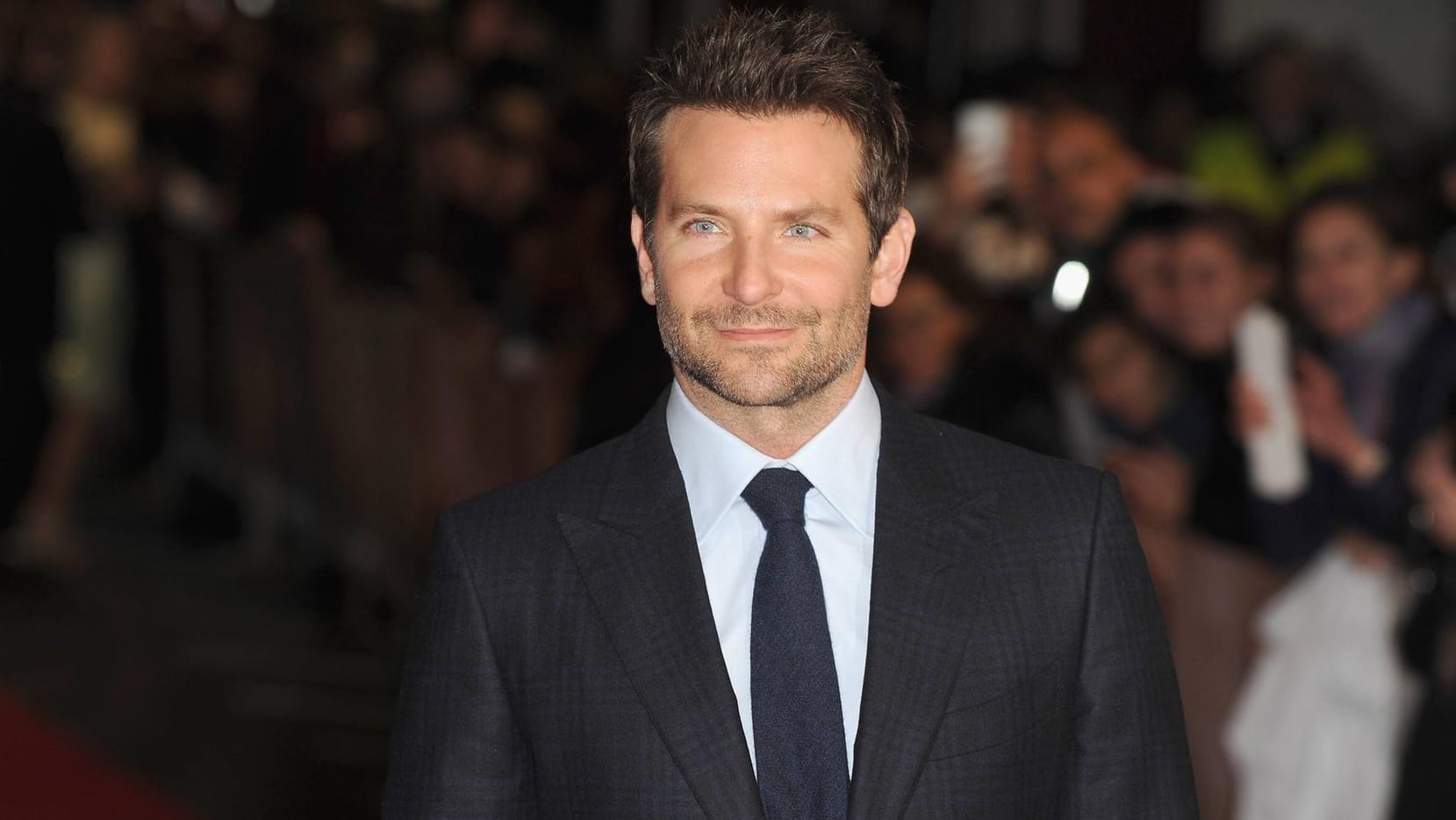 Promis wie Hollywood-Schauspieler Bradley Cooper tragen den beliebten Dreitagebart. Damit er so gut aussieht, bedarf es allerdings der richtigen Pflege.