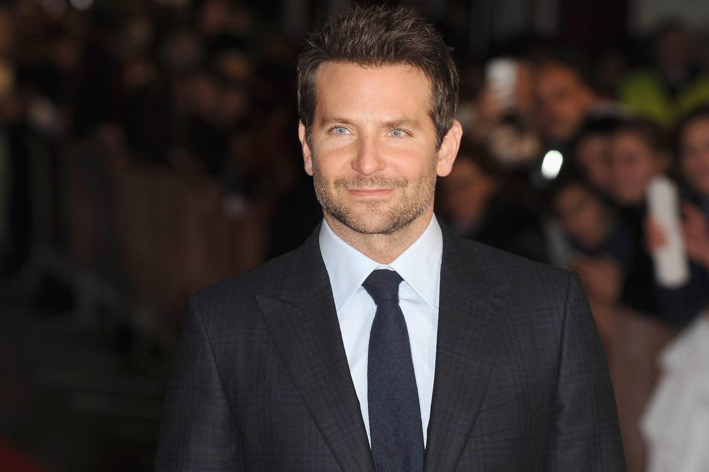 Promis wie Hollywood-Schauspieler Bradley Cooper tragen den beliebten Dreitagebart. Damit er so gut aussieht, bedarf es allerdings der richtigen Pflege.