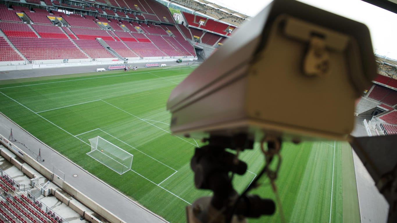 Eine Kamera beobachtet das Fußball-Feld - und liefert Bilder für den Videobeweis.