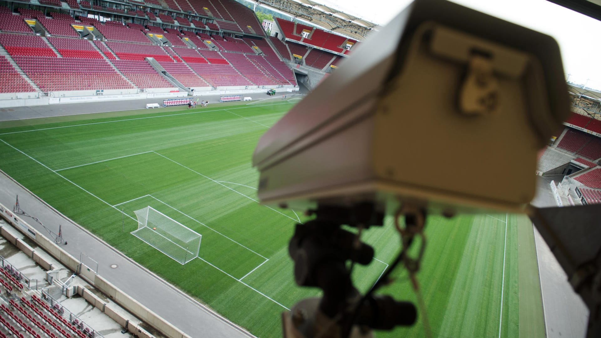 Eine Kamera beobachtet das Fußball-Feld - und liefert Bilder für den Videobeweis. Eine Kamera beobachtet das Fußball-Feld - und liefert Bilder für den Videobeweis.