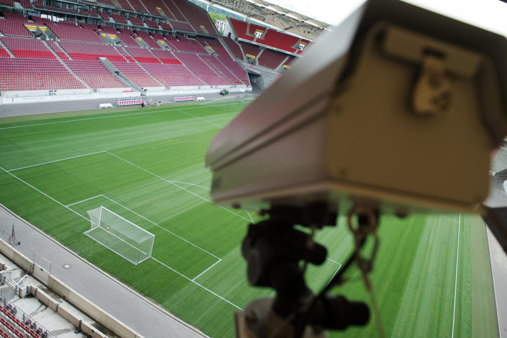 Eine Kamera beobachtet das Fußball-Feld - und liefert Bilder für den Videobeweis.