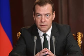 Schneller Sieg nicht möglich: Russlands Premier Medwedew warnt vor einem Einsatz von Bodentruppen in Syrien.