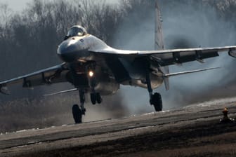 Russischer Bomber des Typs Sukhoi SU-30SM: Menschenrechtler machen Russlands Luftangriffe in Syrien für die katastrophale humanitäre Lage in dem Land mitverantwortlich.