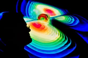 Eine Darstellung von Gravitationswellen während einer Pressekonferenz vom Max-Planck-Institut für Gravitationsphysik.