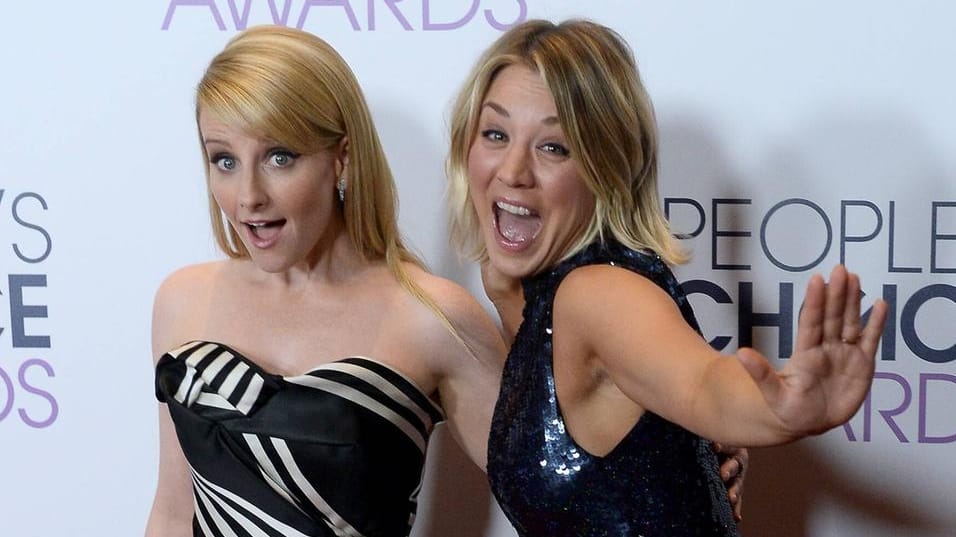 The Big Bang Theory: Eine dieser beiden Damen (Melissa Rauch und Kaley Cuoco, re.) bekommt in der Serie ein Baby.