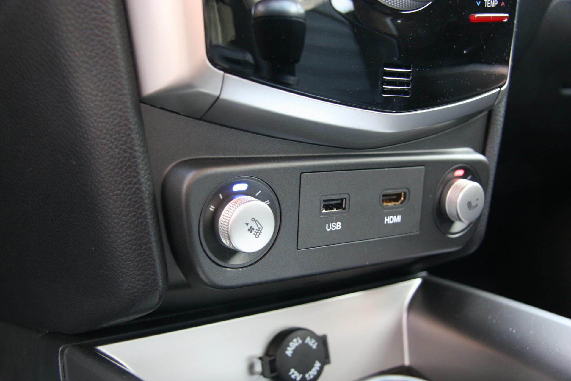 Der Fahrersitz ist beheiz- und belüftbar. Darunter die Anschlussmöglichkeiten für USB, HDMI und 12-Volt.
