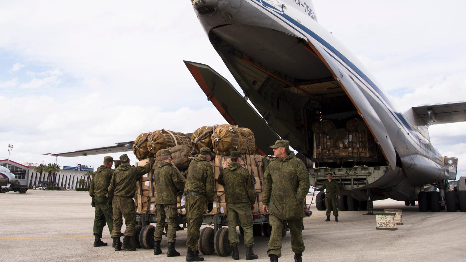 Ist Russland mit mehr als nur militärischem Gerät in Syrien aktiv?