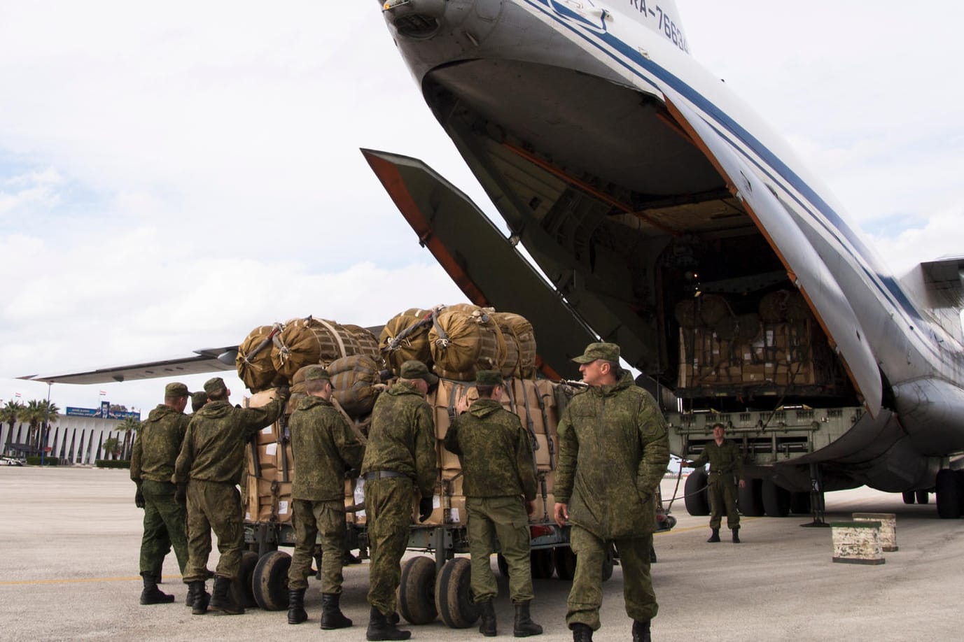 Ist Russland mit mehr als nur militärischem Gerät in Syrien aktiv?