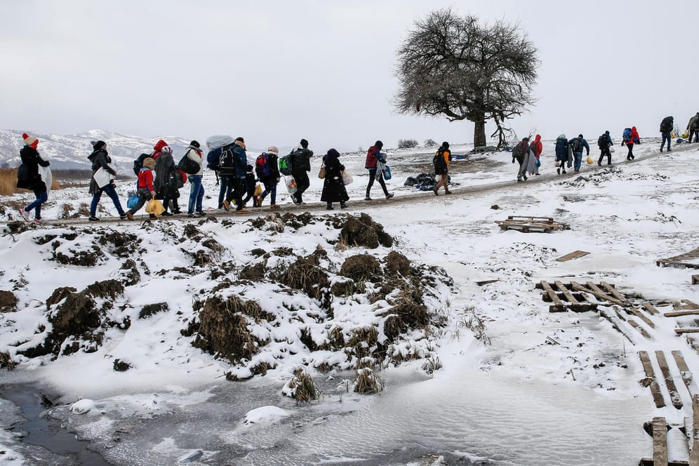 Flüchtlinge passieren die mazedonische Grenze. Das soll unterbunden werden.