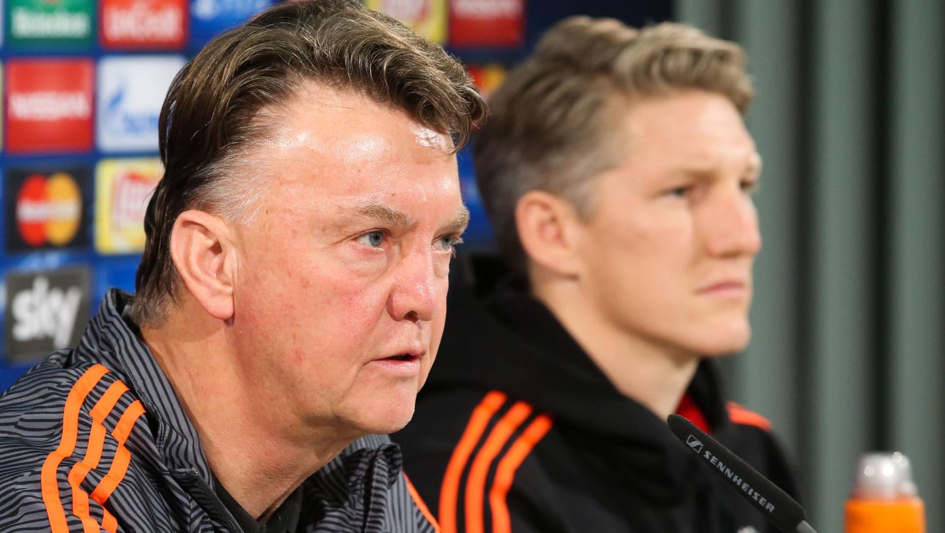 ManUnited-Coach Louis van Gaal (li) hat Bastian Schweinsteiger Urlaub verordnet.