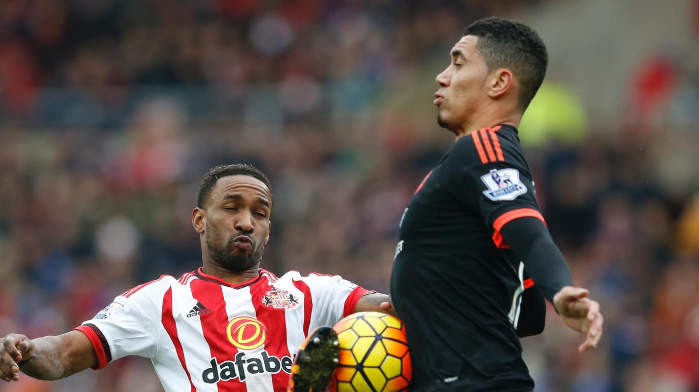 Jermain Defoe vom FC Sunderland (li.) zieht gegen Manchesters Chris Smalling durch. Jermain Defoe vom FC Sunderland (li.) zieht gegen Manchesters Chris Smalling durch.