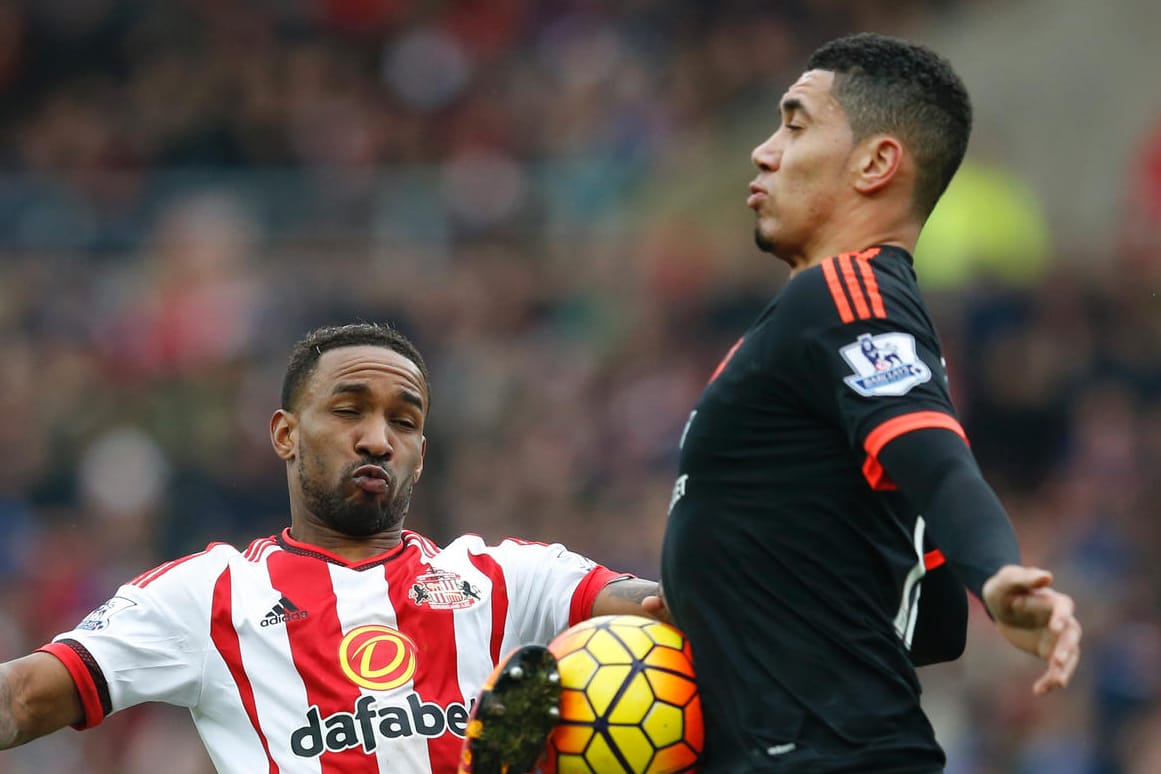 Jermain Defoe vom FC Sunderland (li.) zieht gegen Manchesters Chris Smalling durch.