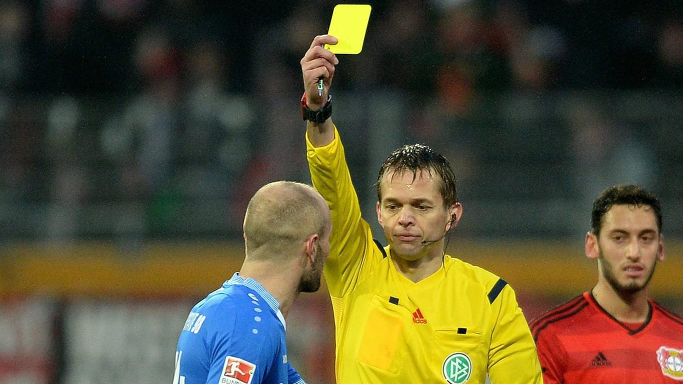 Konstantin Rausch bekommt von Schiedsrichter Dr. Jochen Drees die Gelbe Karte gezeigt.