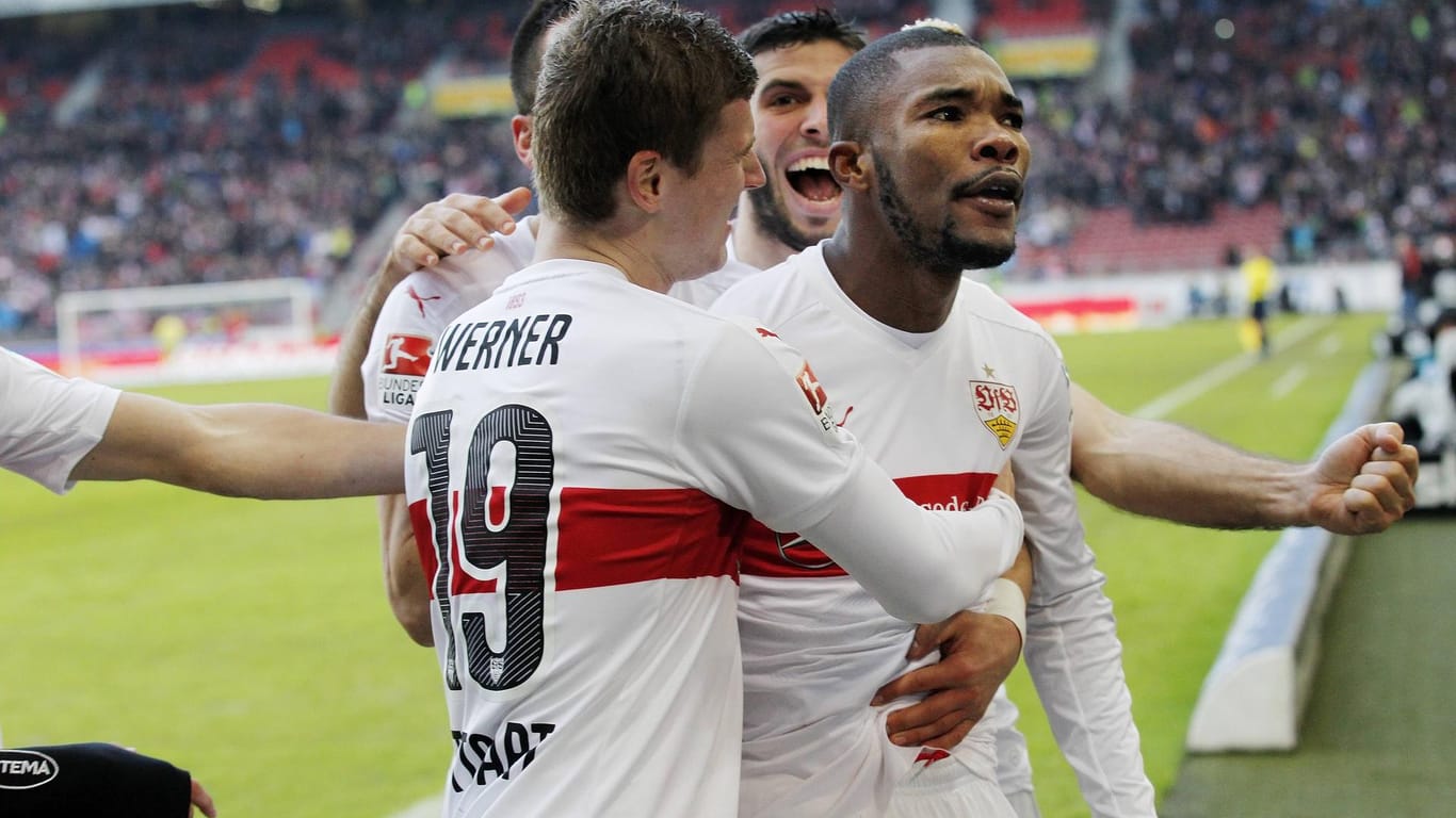 Die Spieler des VfB Stuttgart bejubeln den Treffer von Serey Dié.