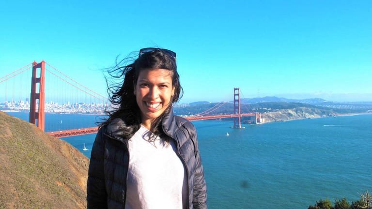 Lara Casalotti auf einer USA-Reise vor der Golden Gate Bridge in San Francisco.