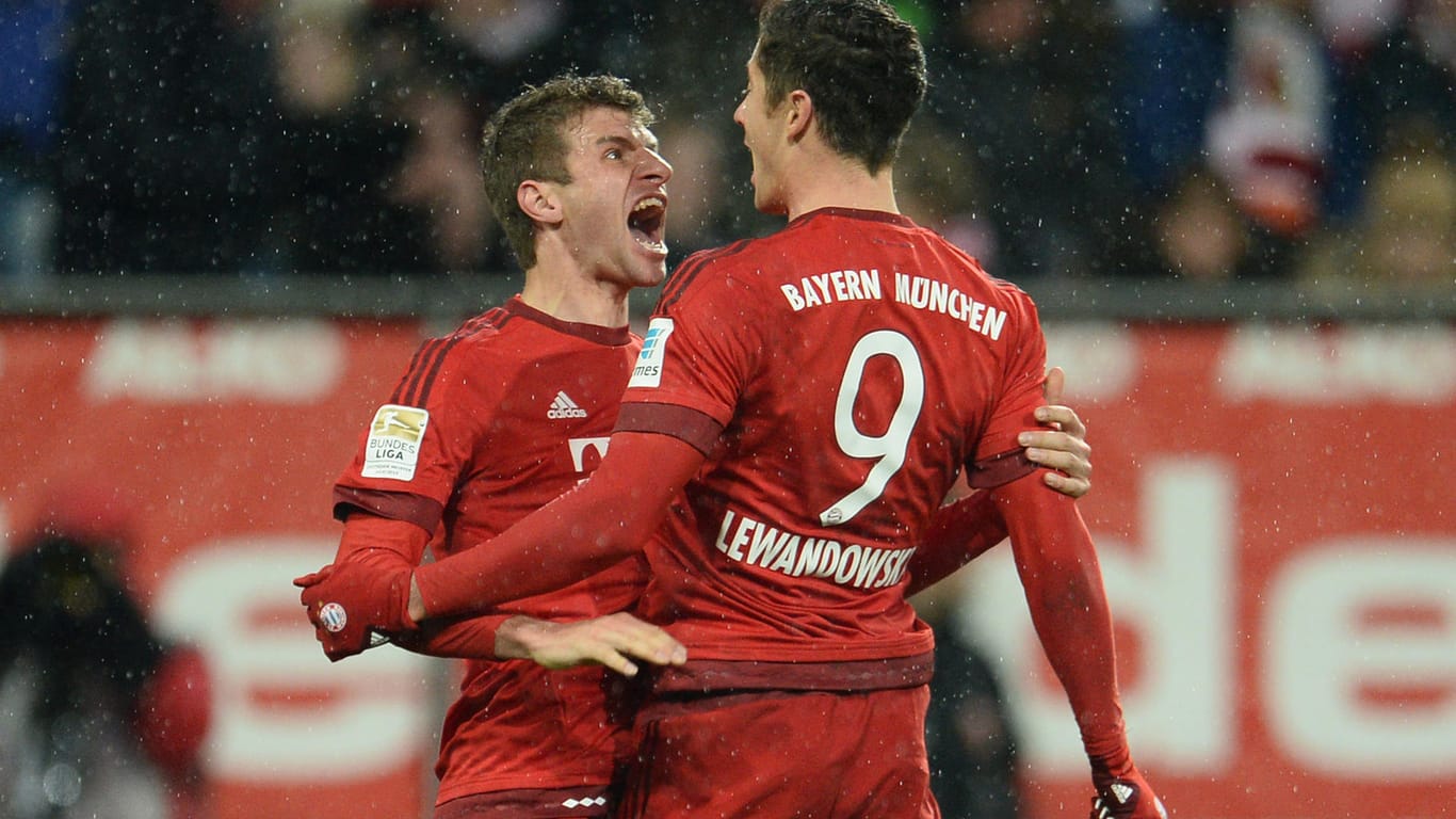 Thomas Müller (li) und Robert Lewandowski bejubeln dessen 20. Saisontor.