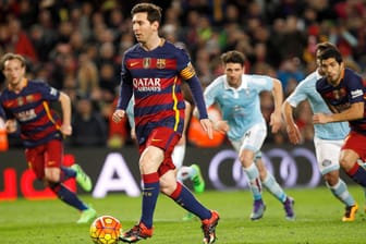 Lionel Messi beim Elfmeter. Ganz recht startet bereits Luis Suarez.