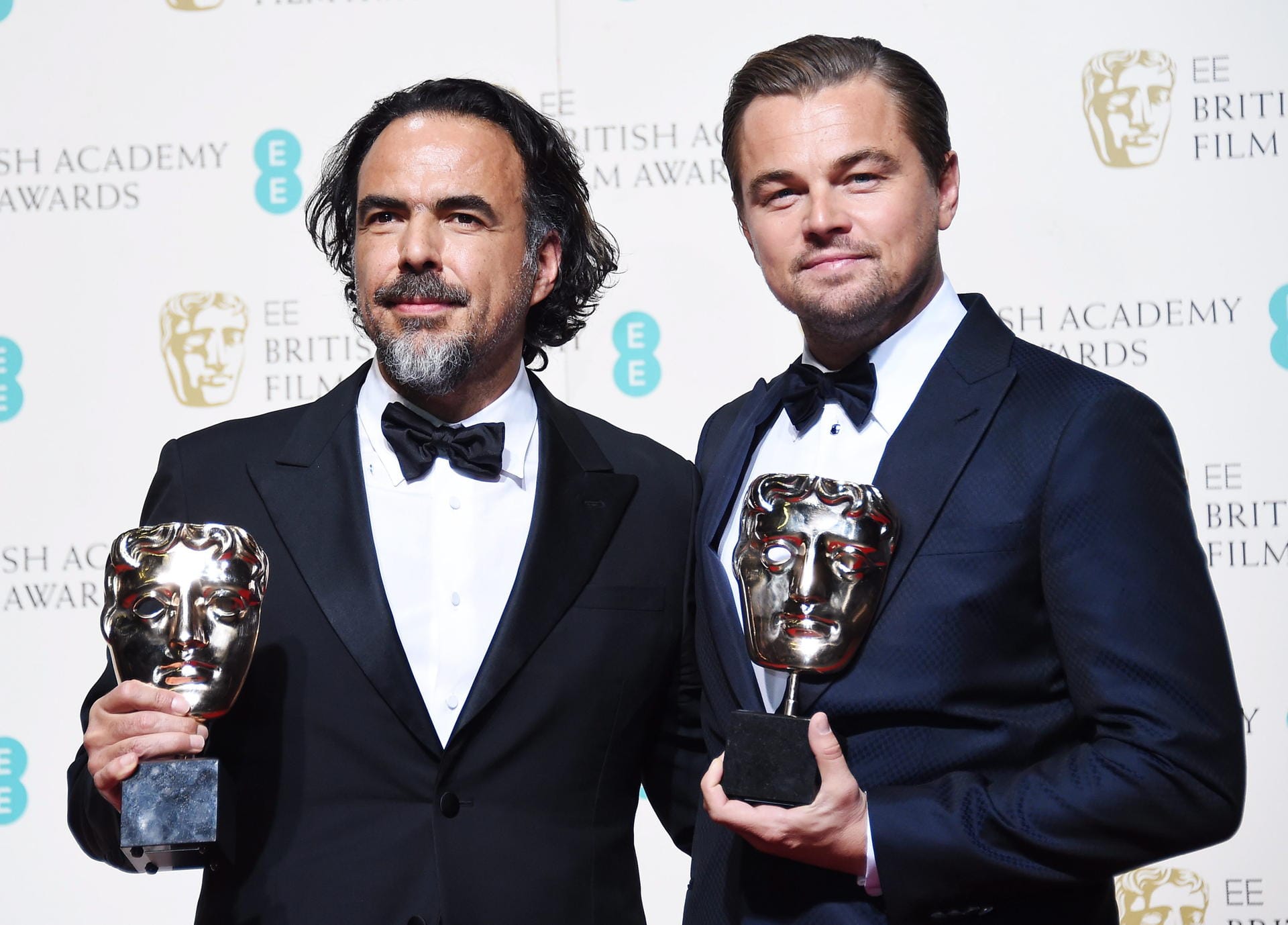 Regisseur Alejandro Gonzalez Inarritu und Hauptdarsteller Leonardo DiCaprio freuen sich über ihre Preise. Ihr Film "The Revenant" räumte fünf Bafta-Awards ab und war damit der Gewinner des Abends.