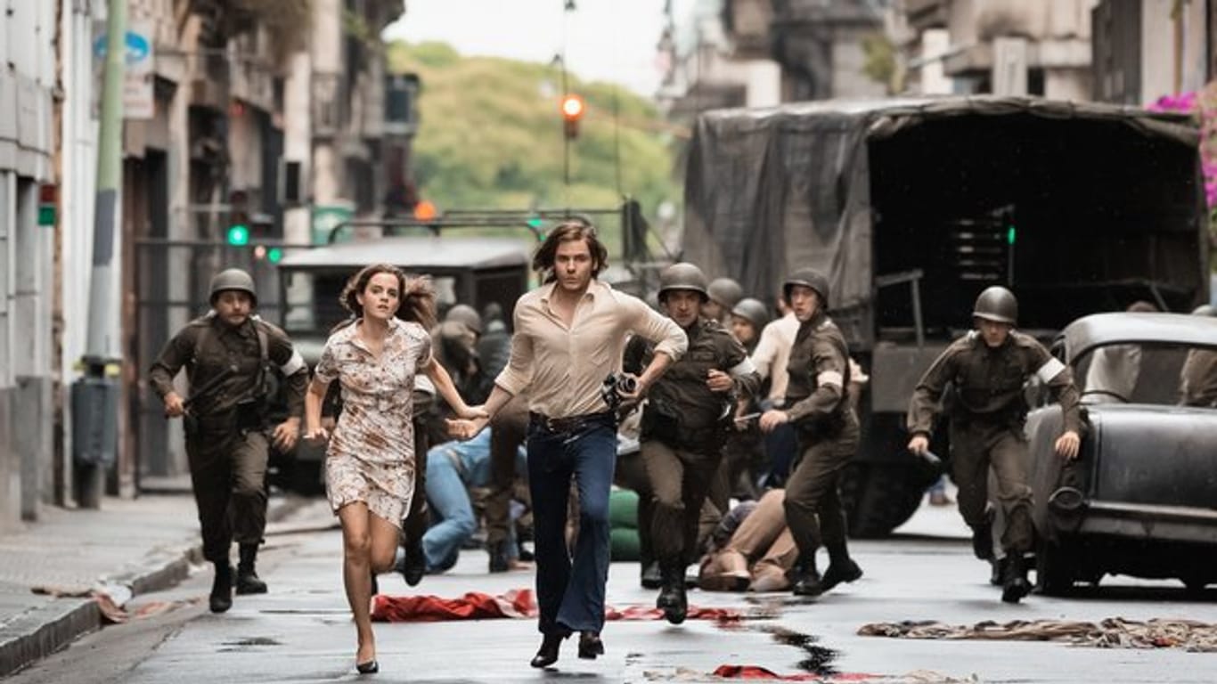 Auf der Flucht: Lena (Emma Watson) und Daniel (Daniel Brühl) geraten während des Militärputschs in die brutalen Straßenkämpfe Santiagos.