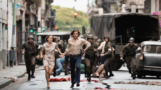 Auf der Flucht: Lena (Emma Watson) und Daniel (Daniel Brühl) geraten während des Militärputschs in die brutalen Straßenkämpfe Santiagos.