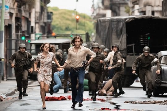 Auf der Flucht: Lena (Emma Watson) und Daniel (Daniel Brühl) geraten während des Militärputschs in die brutalen Straßenkämpfe Santiagos.