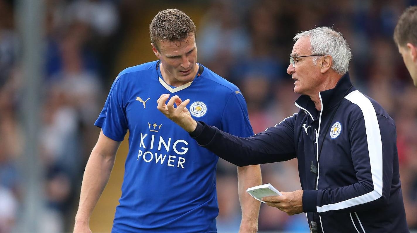 Einfach mal abschalten: Trainer Claudio Ranieri (li.) schickt Robert Huth und Teamkollegen in Urlaub. Einfach mal abschalten: Trainer Claudio Ranieri (li.) schickt Robert Huth und Teamkollegen in Urlaub.