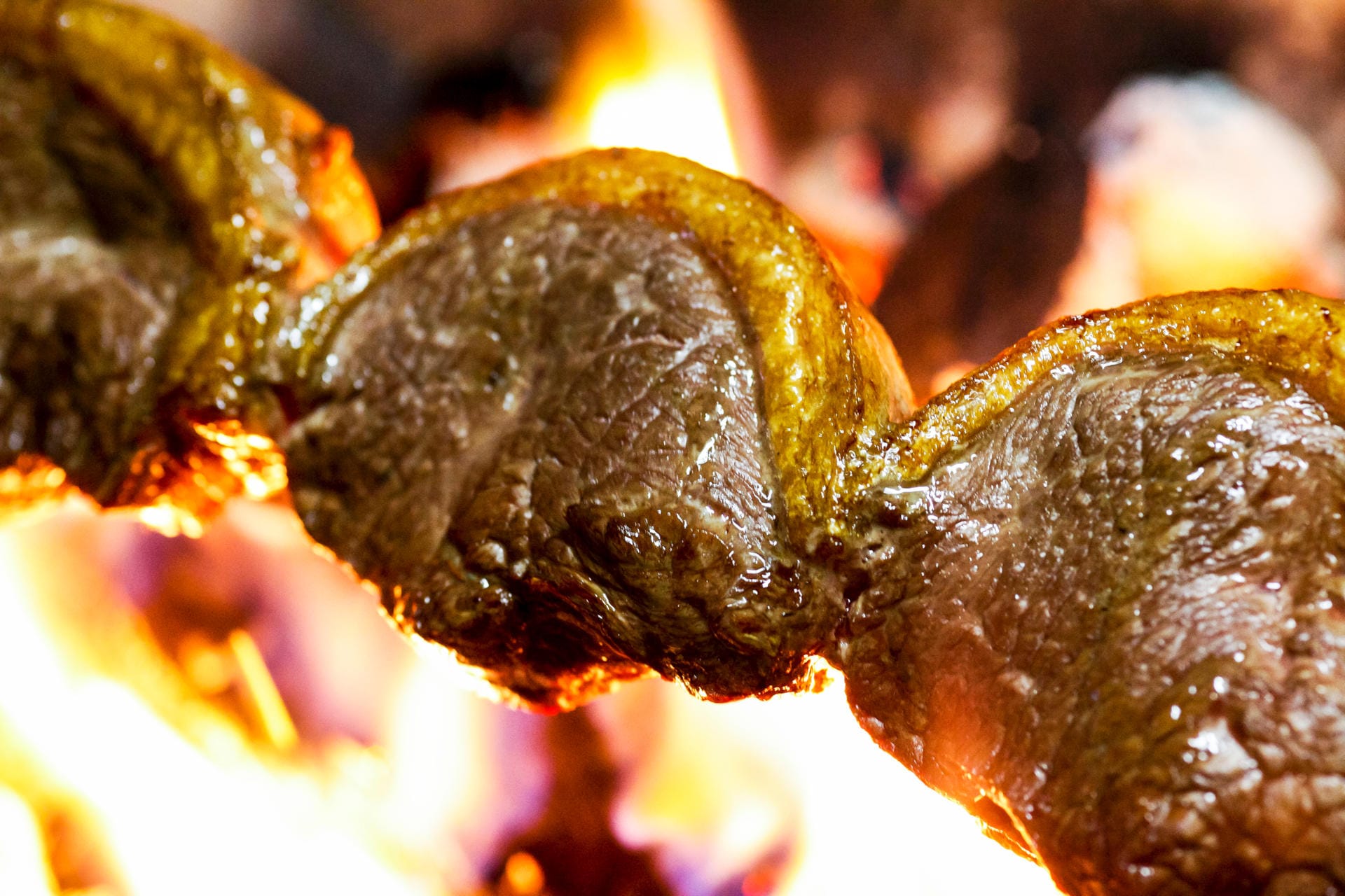 Ein Trend, der eigentlich viel zu spät aus Lateinamerika nach Deutschland schwappt: Churrasco - über dem Feuer auf Spießen gegrilltes Fleisch.