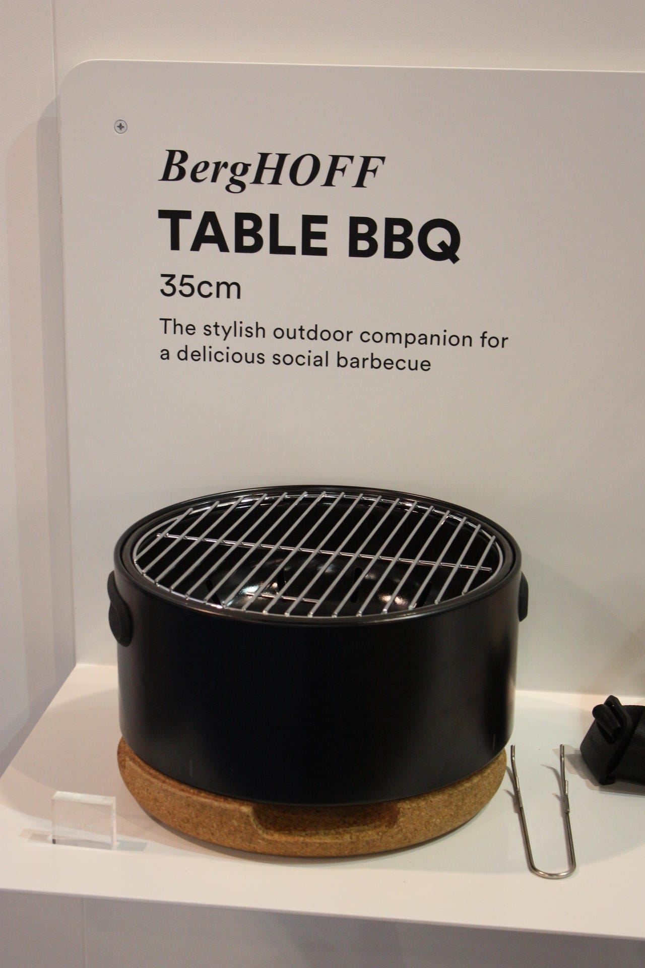 Der tragbare "Table BBQ" von Berghoff lässt sich mit Holzkohle dank Tragegurt überall mit hinnehmen und grillt mit Holzkohle.