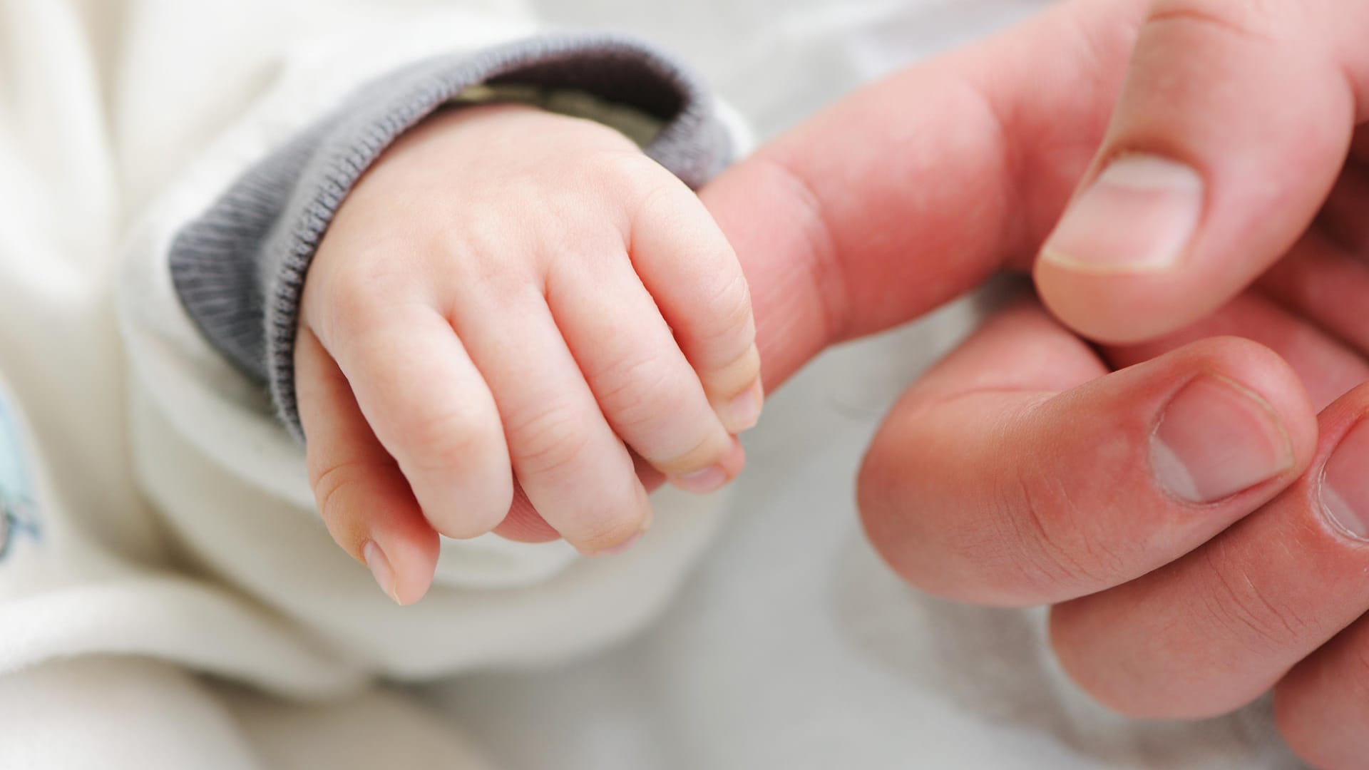 Eltern fällt es nicht leicht, ihr Kind in Kurzzeitpflege abzugeben - besonders, wenn es sich um ein Baby handelt.