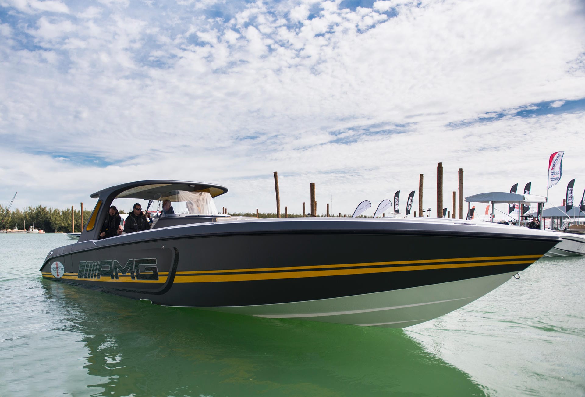 Weltpremiere: Bei der Miami International Boat Show, die in diesem Jahr erstmals in der Nähe von Key Biscayne stattfand, wurde die 41’ SD GT3 erstmals öffentlich präsentiert. Schon im Hafen sorgte sie für Begeisterung bei den Zuschauern.