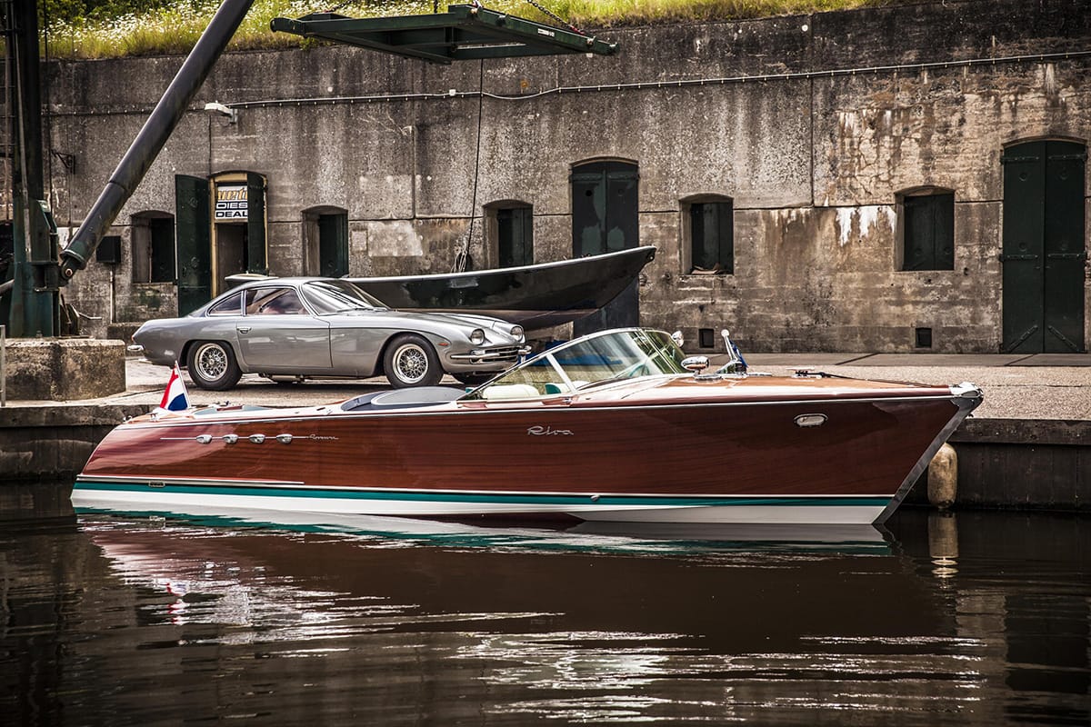 Dass die Zusammenarbeit von Automobil- und Boots-Hersteller eine lange Tradition hat, beweist diese Riva Aquarama von 1968, die kürzlich mit viel Aufwand restauriert wurde. Ihr damaliger Besitzer Ferruccio Lamborghini gab sich mit den üblichen V8-Motoren nicht zu Frieden und ließ zwei seiner Zwölfzylinder aus dem 350 GT einbauen.