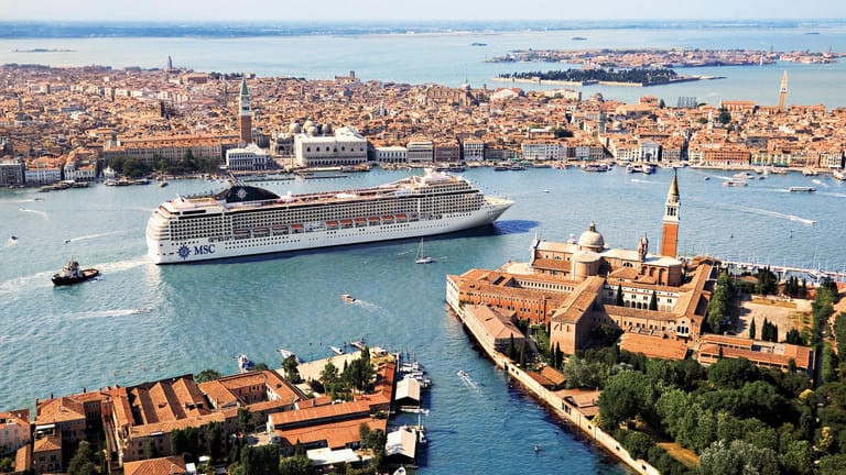 Mit dem Kreuzfahrtschiff nach Venedig zu fahren ist ein unvergessliches Erlebnis.