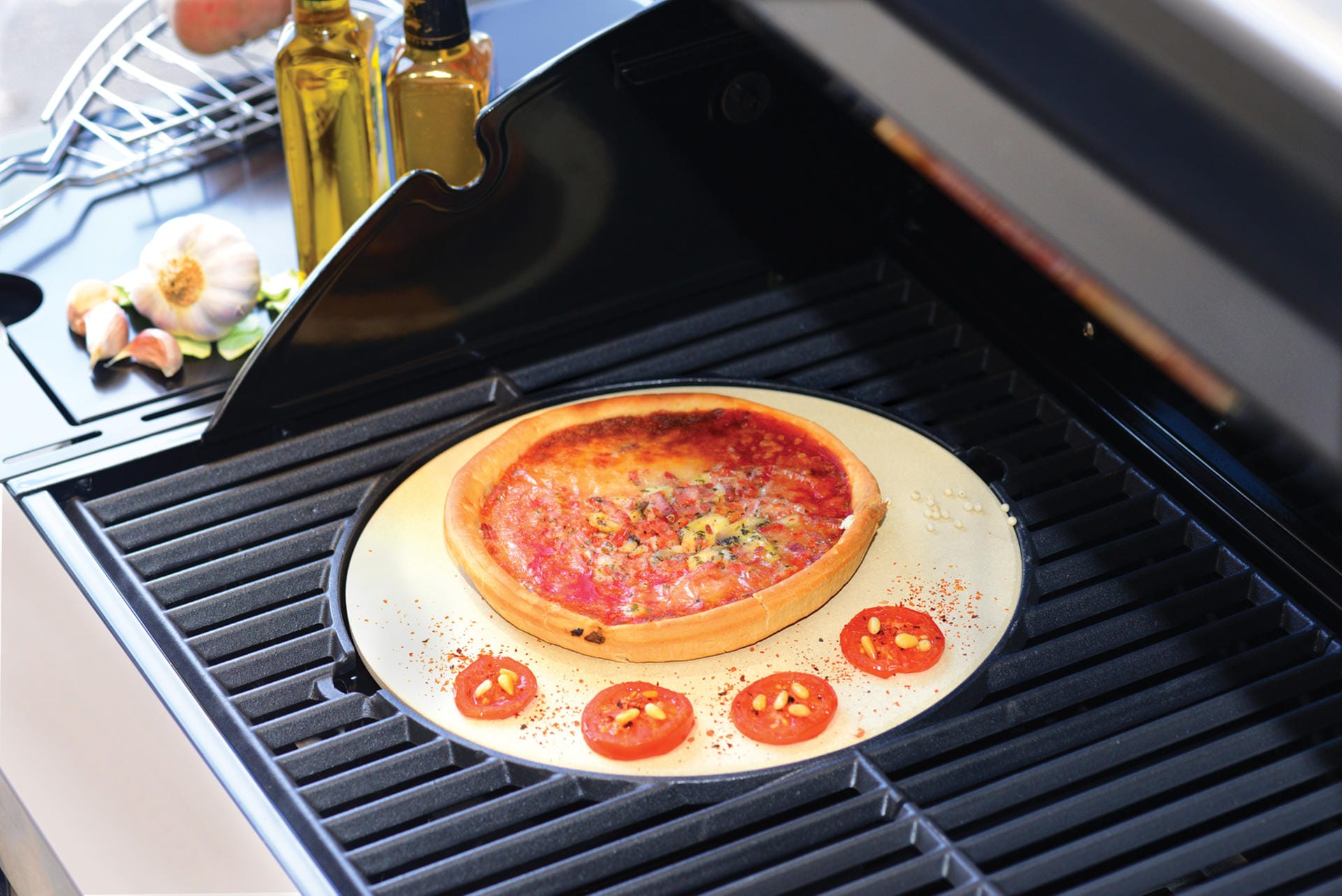 Ein weiterer Trend, auf den viele Hersteller in diesem Jahr setzen, sind Pizzasteine. Oft können diese je nach Belieben in Grillgeräte integriert und wieder herausgenommen werden - so wie zum Beispiel bei den "Ceramic BBQ", dem "BBQ Compacto" und weiteren Geräten des Herstellers Berghoff.