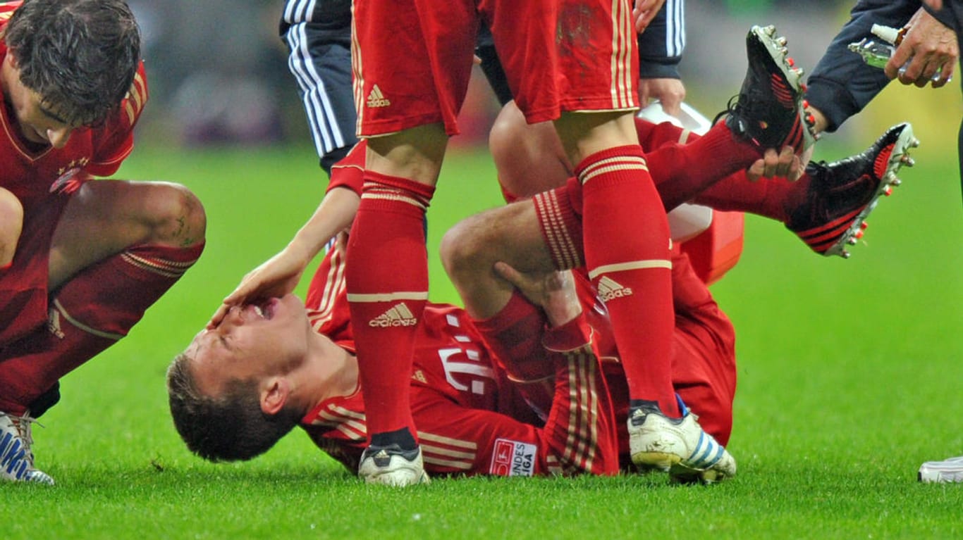 Holger Badstuber krümmt sich vor Schmerzen (Archivbild aus 2012): Der Bayern-Star verletzte sich zuletzt erneut schwer.