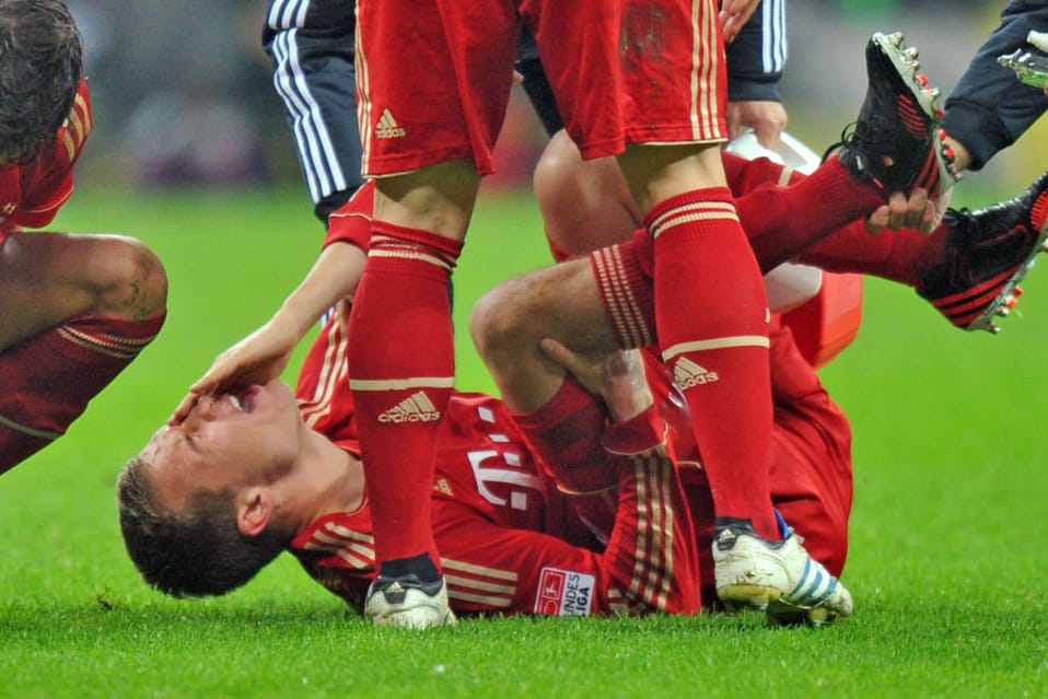 Holger Badstuber krümmt sich vor Schmerzen (Archivbild aus 2012): Der Bayern-Star verletzte sich zuletzt erneut schwer.