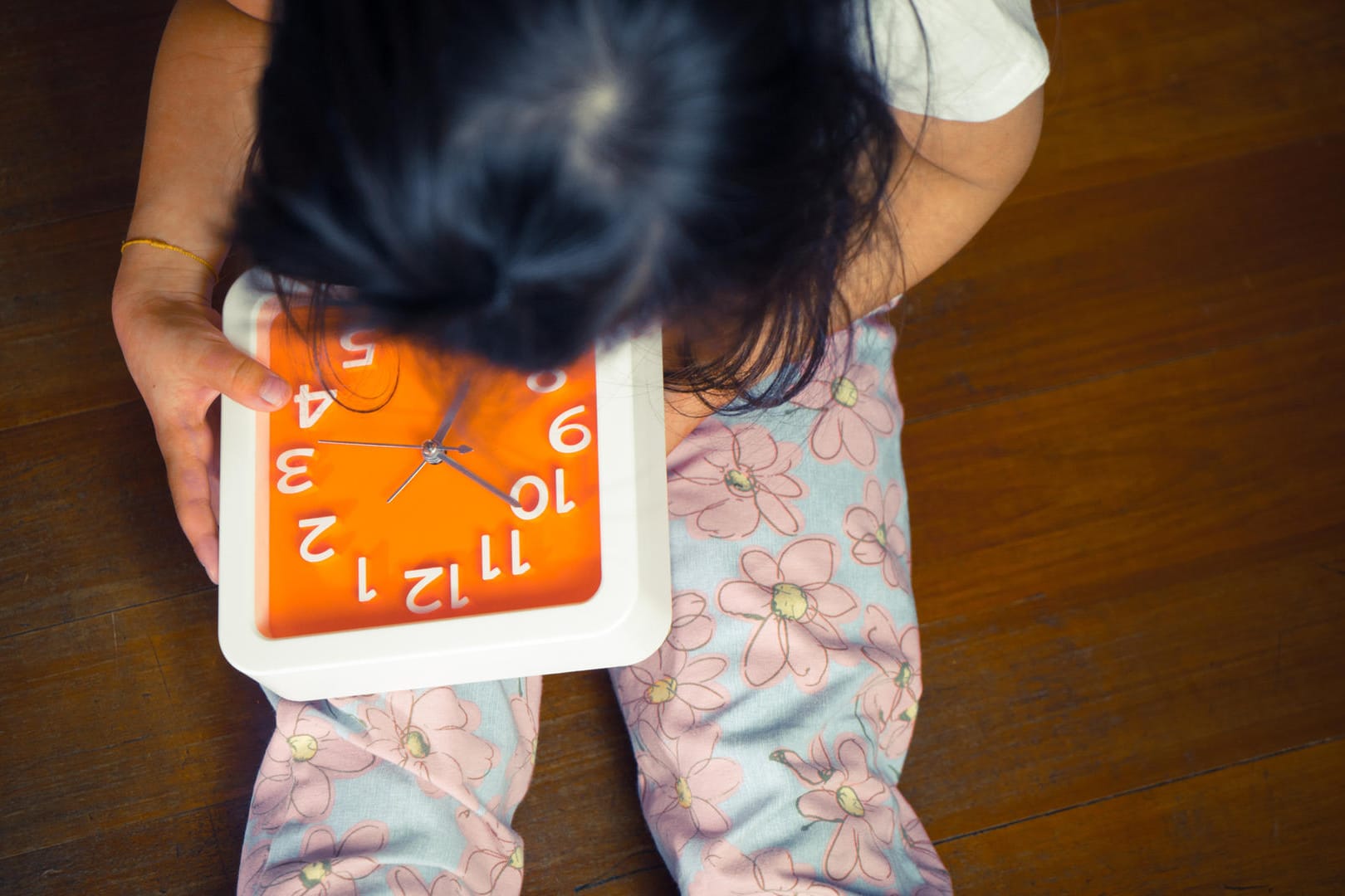 Erst mit sechs oder sieben Jahren lernen Kinder die Uhr zu lesen.