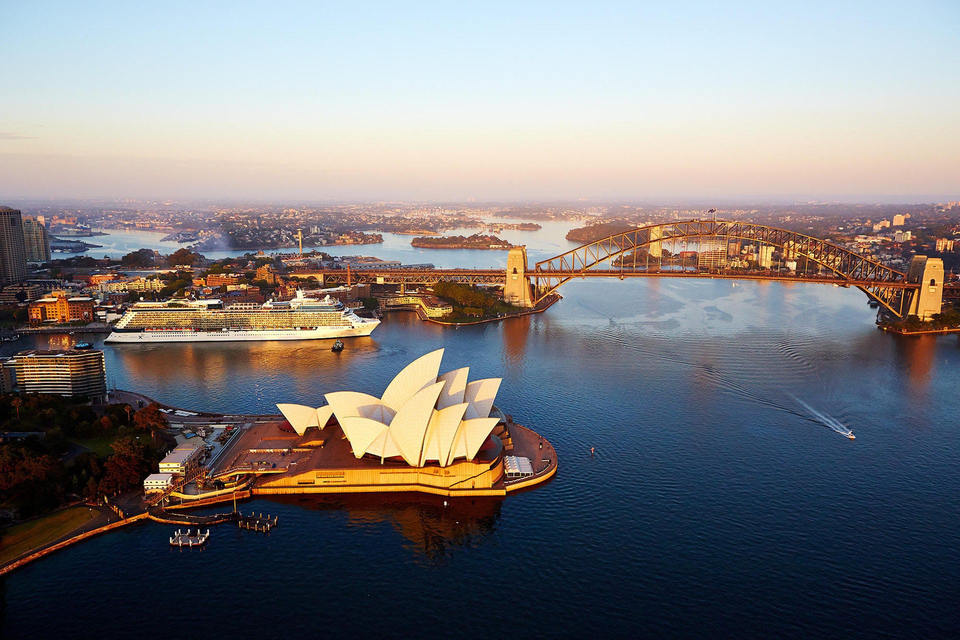 Sydney hat mit Port Jackson einen der schönsten Naturhäfen der Welt. Buchten, Strände und Wasserwege geben der Hafeneinfahrt ihren einzigartigen Charakter, Harbour Bridge und Opernhaus ziehen alle Blicke auf sich.