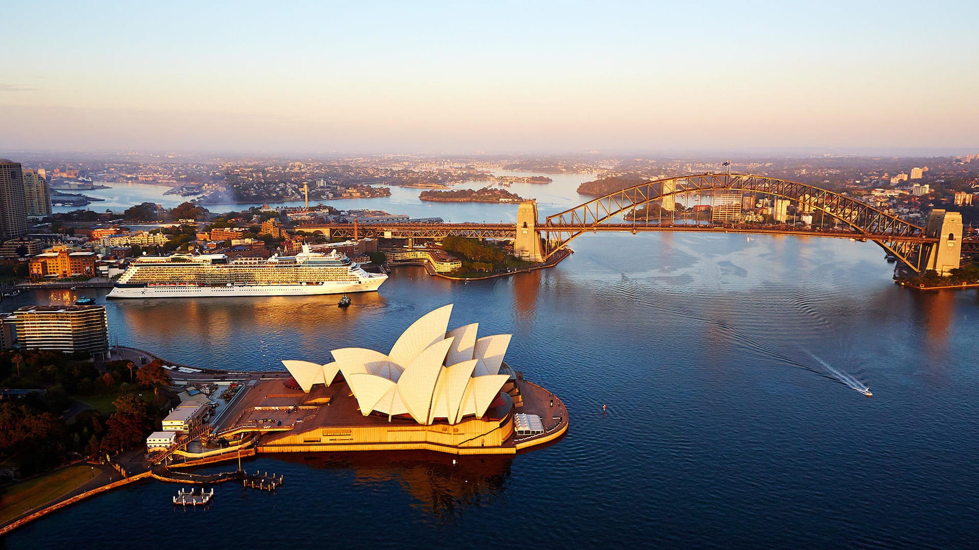 Sydney hat mit Port Jackson einen der schönsten Naturhäfen der Welt. Buchten, Strände und Wasserwege geben der Hafeneinfahrt ihren einzigartigen Charakter, Harbour Bridge und Opernhaus ziehen alle Blicke auf sich.